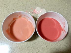 分别滴入红丝绒液，调成深色和浅色两种面糊，翻拌均匀。
