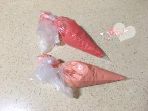 分别装入裱花袋里。