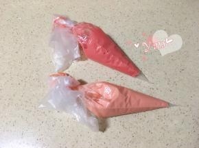 分别装入裱花袋里。