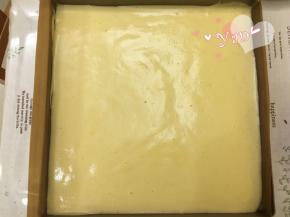 将蛋糕面糊倒入烤盘里，放入烤箱165度烤25分钟。