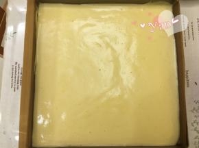 将蛋糕面糊倒入烤盘里，放入烤箱165度烤25分钟。