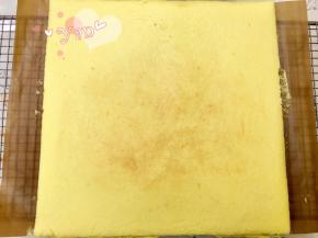 出炉立即提着油布移到晾网上。