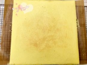 出炉立即提着油布移到晾网上。