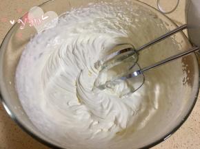 淡奶油+糖打发至浓稠状态。
