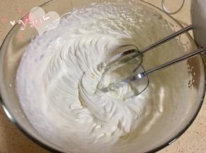 淡奶油+糖打发至浓稠状态。