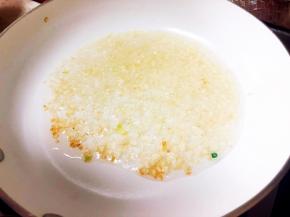 锅中放油，爆香蒜末。