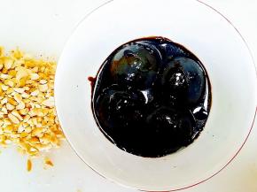 捞出汤圆，淋入红糖汁。