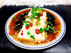 撒入葱花和小米椒就好了。