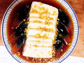 摆好盘，淋入调好的料汁。