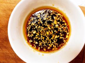 把所有调料放一小碗中，调入蒜末搅拌均匀备用。