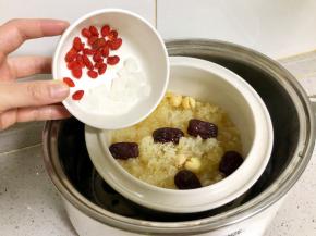 “甜品汤”程序结束前15分钟，加入枸杞和冰糖，煲至程序结束即可；用炖盅也一样，放入枸杞和冰糖再炖15分钟。