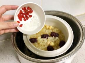 “甜品汤”程序结束前15分钟，加入枸杞和冰糖，煲至程序结束即可；用炖盅也一样，放入枸杞和冰糖再炖15分钟。