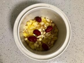 放入洗净的红枣、莲子、百合（莲子和百合最好也提前用清水泡两个小时）