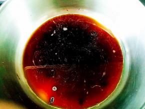 另起一锅，放适量水，放入红糖一起煮，煮至粘稠关火备用。