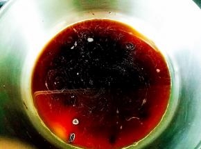 另起一锅，放适量水，放入红糖一起煮，煮至粘稠关火备用。