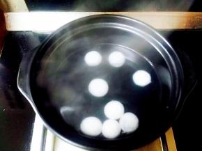 锅中坐水，水开放入汤圆。