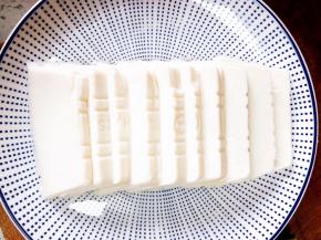 豆腐用刀划成片装盘。