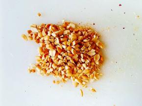 花生去皮，去红衣，切碎。