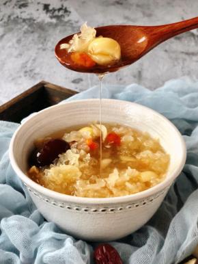 汤汁浓稠，满满的胶质，吃上一口就停不下来。再告诉大家一个不错的吃法，把红枣核去掉，然后倒入破壁机打成浓汁，香浓爽滑，我家孩子特别喜欢喝！