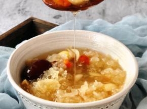 汤汁浓稠，满满的胶质，吃上一口就停不下来。再告诉大家一个不错的吃法，把红枣核去掉，然后倒入破壁机打成浓汁，香浓爽滑，我家孩子特别喜欢喝！