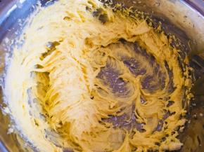 继续打发，打到蓬松质地