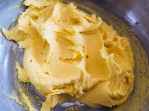 用拌刀使面粉和蛋黄糊搅拌均匀