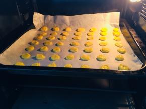 烤箱预热5分钟，上火170°下火160度烤8分钟，根据自己的烤箱调节温度