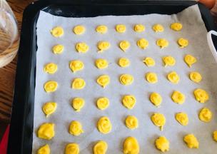 装入裱花袋，剪一个小口，挤一个小圆，顶上有一个小尖，手沾凉水，抹平塑一下型