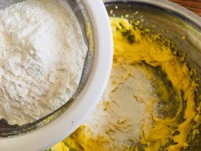 低筋面粉过筛筛入蛋黄糊中