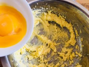 黄油软化后加入糖粉用打蛋器打发，然后加入蛋黄