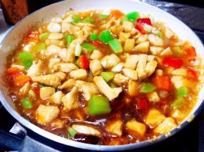 放入之前炒的肉丁，倒入料汁。