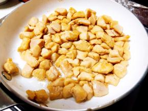 锅中坐油，放入肉丁翻炒至变色捞出。