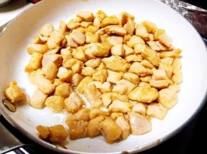 锅中坐油，放入肉丁翻炒至变色捞出。