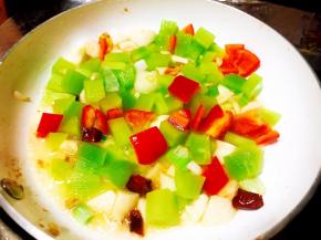 放入红椒和笋丁，翻炒。