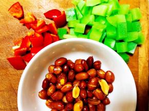 准备好油炸花生，青笋切丁、红椒切片。