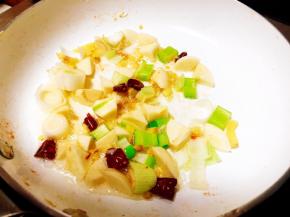 锅中留底油，爆香葱、姜、蒜、干辣椒段。