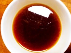 生抽、糖、醋、淀粉、盐，加入适量的水，搅拌均匀备用。