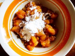 放入盐、料酒、淀粉搅拌均匀备用。