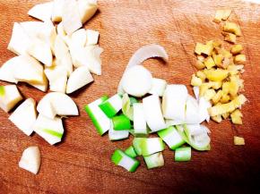 切好葱、姜、蒜备用。