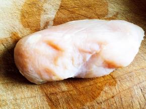 鸡胸肉清洗干净。