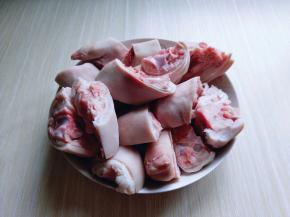 首先将买回来的猪前提，用温水洗干净。