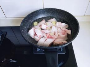 再焯水，冷水如果，大火烧开，煮2分钟，捞出。