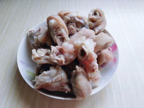 捞出后，用冷水反复冲洗，直至猪蹄上没有杂质，淋干水份。