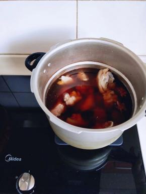 加入清水，没过猪蹄即可，盖上高压锅盖子，大火烧开，上气后，转小火压20分钟。待削汽后再打开盖子。