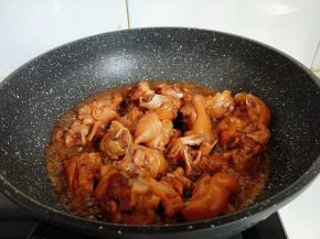 倒入汤汁，大火把汤汁收干即可