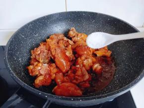 按个人口味加盐，待汤汁收至浓稠即可关火出锅。