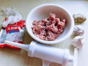 准备食材。准备食材。我超市买的猪后腿肉，让店员帮忙搅好的肉糜。