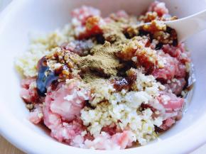 再加入胡椒粉。