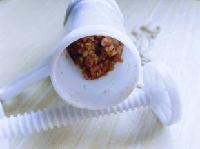 将调味好的肉麻放入灌肠器中。