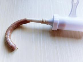 之后用力压灌肠器即可，肉肠半成品就成功啦哈！
